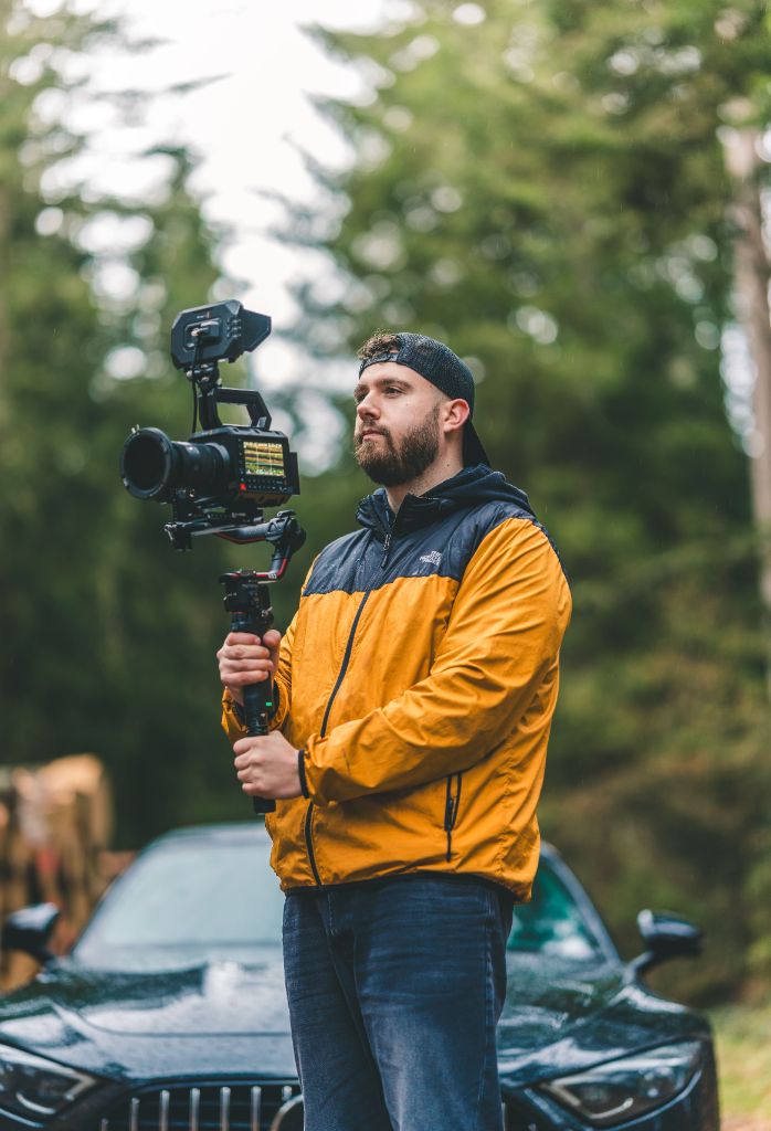 Théo Noyer en tournage avec sa caméra sur stabilisateur, en extérieur
